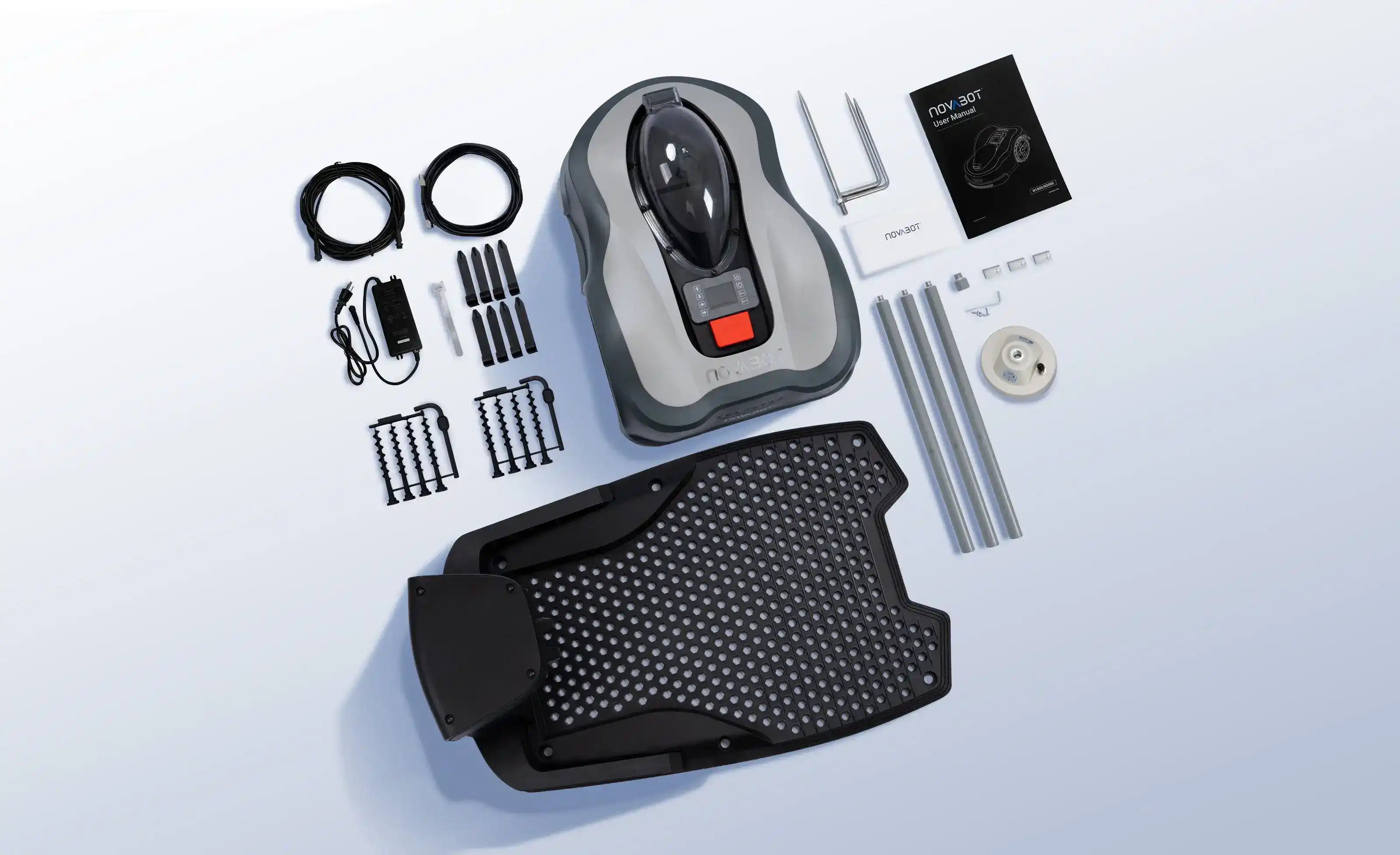 Robot tondeuse sans fil périphérique accompagné de ses accessoires : station de charge, lames, câbles, outil de nettoyage et application mobile